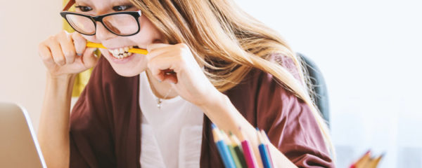 femme mordant son crayon durant son examen DA-100